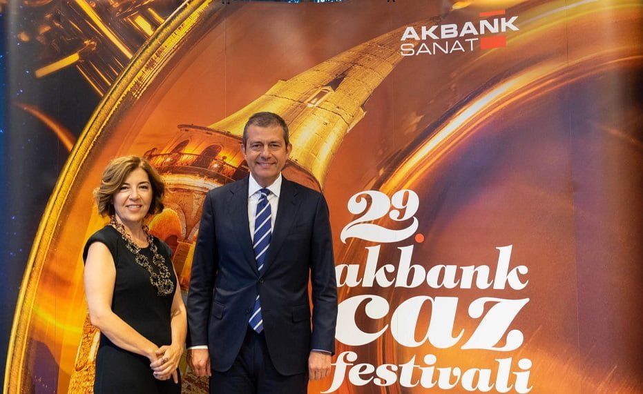 Akbank_Sanat_M__d__r___Derya_Bigal____Akbank_Genel_M__d__r___Hakan_Binba__gil
