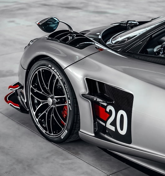 Pirelli'den Horacio Pagani için özel lastik. Pirelli'den Horacio Pagani için özel lastik.