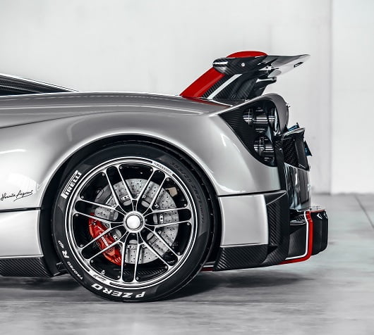 Pirelli'den Horacio Pagani için özel lastik. Pirelli'den Horacio Pagani için özel lastik.