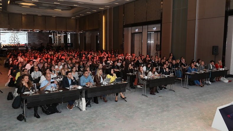 People Make The Brand alanında uzman konuşmacıları ve ele aldığı konularla yoğun ilgi gördü. People Make The Brand alanında uzman konuşmacıları ve ele aldığı konularla yoğun ilgi gördü.