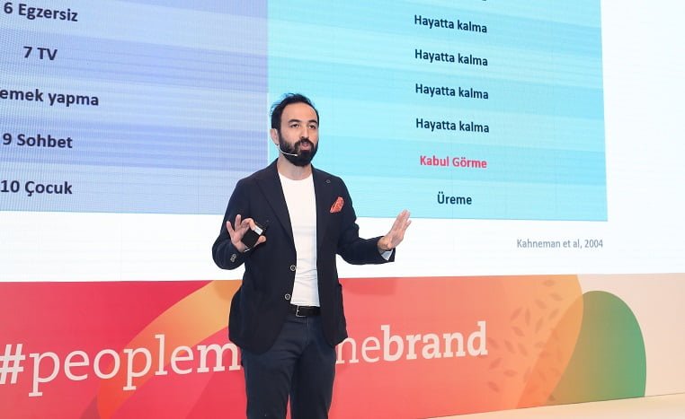 People Make The Brand alanında uzman konuşmacıları ve ele aldığı konularla yoğun ilgi gördü. People Make The Brand alanında uzman konuşmacıları ve ele aldığı konularla yoğun ilgi gördü.